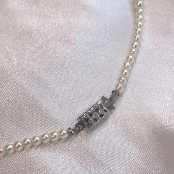 ⭐️ Authentic Dior Pendant Pearl Choker Necklace 💫 - Picture 5 of 10